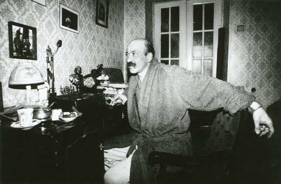 Есаул (А на окне наличники, гуляй да пой станичники! Черны глаза в окошке том, гуляй да пой, казачий Дон!