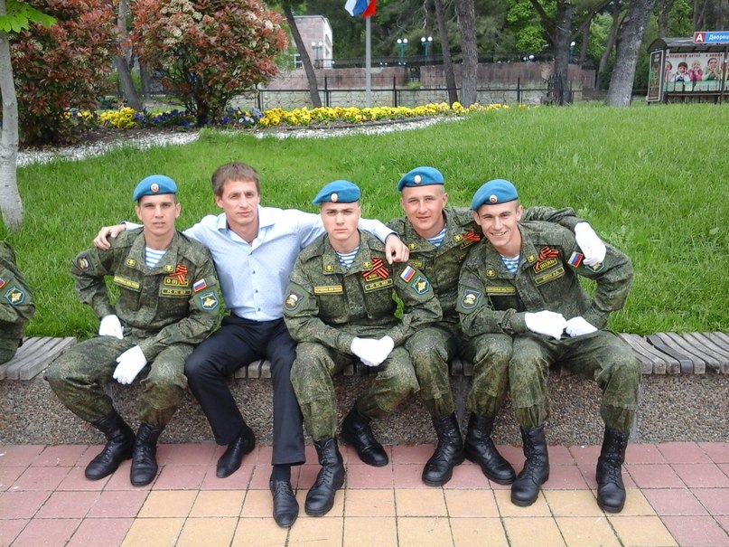 Мама смотри что-то падает, похожее на одуванчики, женщина улыбается, это сынок: десантники, Армейская песня