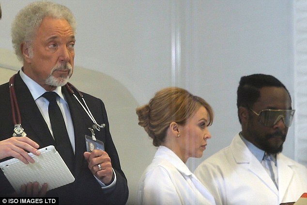 I Predict A Riot/Can't Get You Out Of My Head (The Voice UK 2014 Live), KYLIE MINOGUE, TOM JONES, RICKY WILSON & WILL.I.AM