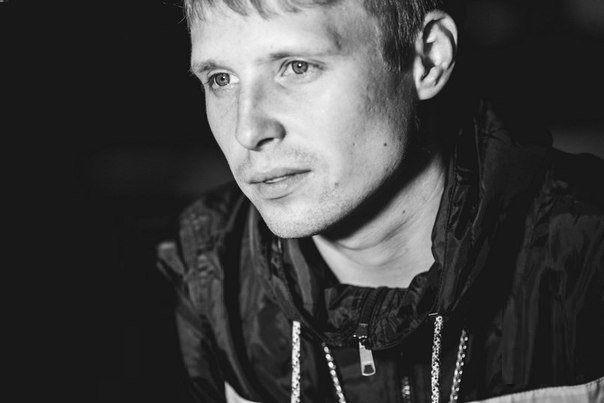 Цветы,биты,от градусов до наркоты А ты не звонишь хоть и безлимит Ты прости,но меня приняли менты, Леша Маэстро