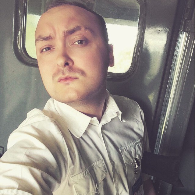 а я не рок стар, Но моя гитара горит, Это так просто, Если ты почувствуешь ритм, Нервы
