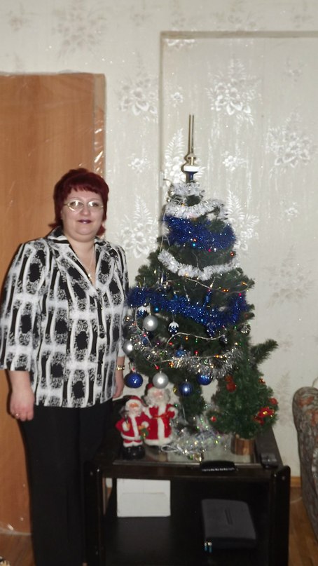 Она предельно нежно улыбается во сне,  Похожа на лучи солнца сквозь тучи по весне., Песня про Леночку