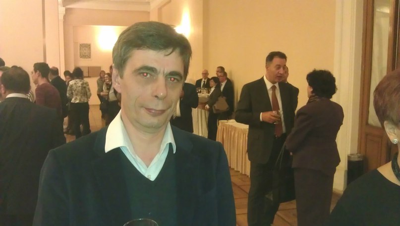По ночам в тиши Я пишу стихи Пусть твердят, что пишет каждый В девятнадцать лет В каждой строчке, Премьер-министр