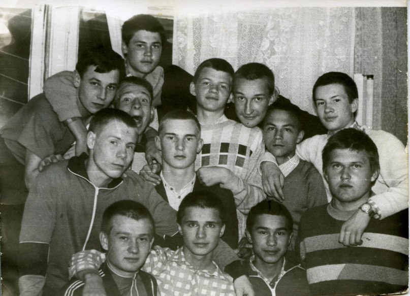 А где твои 17 лет?На Большом Каретном!А где твой черный пистолет?На Большом Каретном!А где тебя сегодня нет?На Большом Каретном!!, Сергеи Безруков